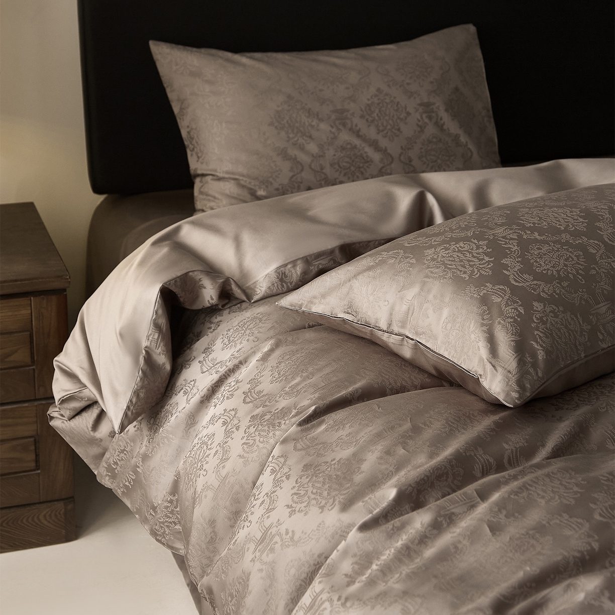 91家纺网 家纺一手货源 找家纺 ONE TWO ONE 121 【会员-20】 【控价商品】【提供买家秀】  2026新款100s50支长绒棉全棉床上用品提花四件套 微风知韵-轻咖