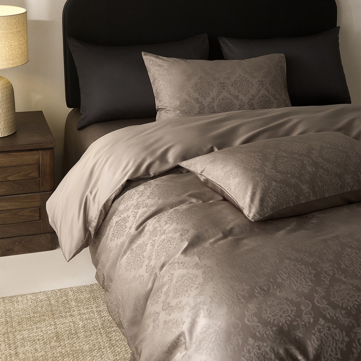 91家纺网 家纺一手货源 找家纺 ONE TWO ONE 121 【会员-20】 【控价商品】【提供买家秀】  2026新款100s50支长绒棉全棉床上用品提花四件套 微风知韵-轻咖