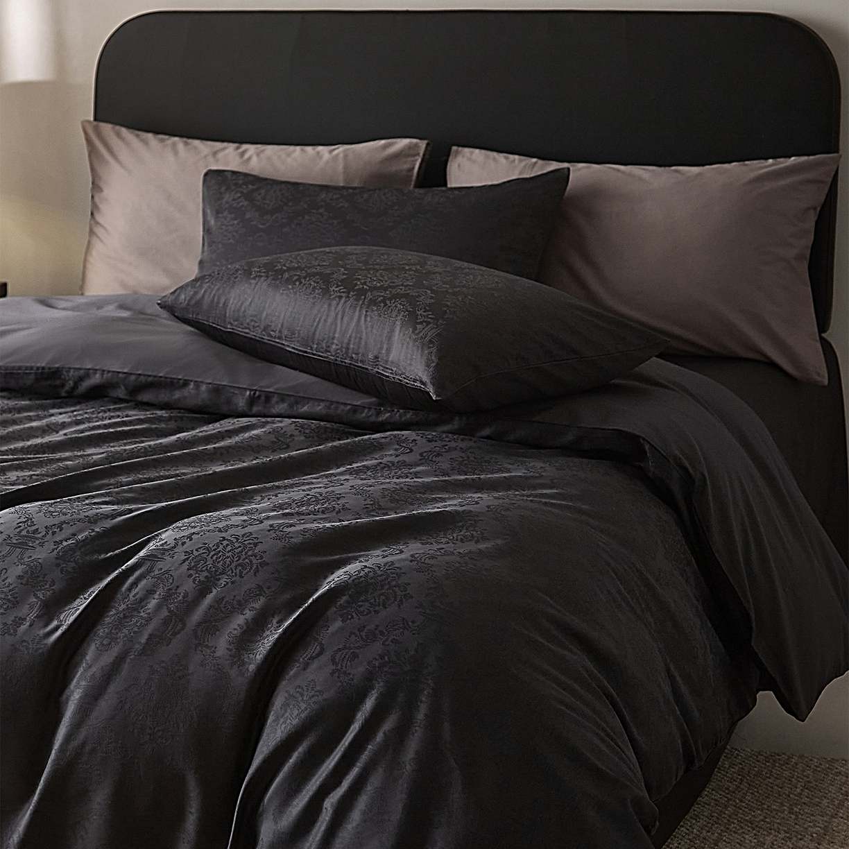 91家纺网 家纺一手货源 找家纺 ONE TWO ONE 121 【会员-20】 【控价商品】【提供买家秀】  2026新款100s50支长绒棉全棉床上用品提花四件套 微风知韵-茶墨