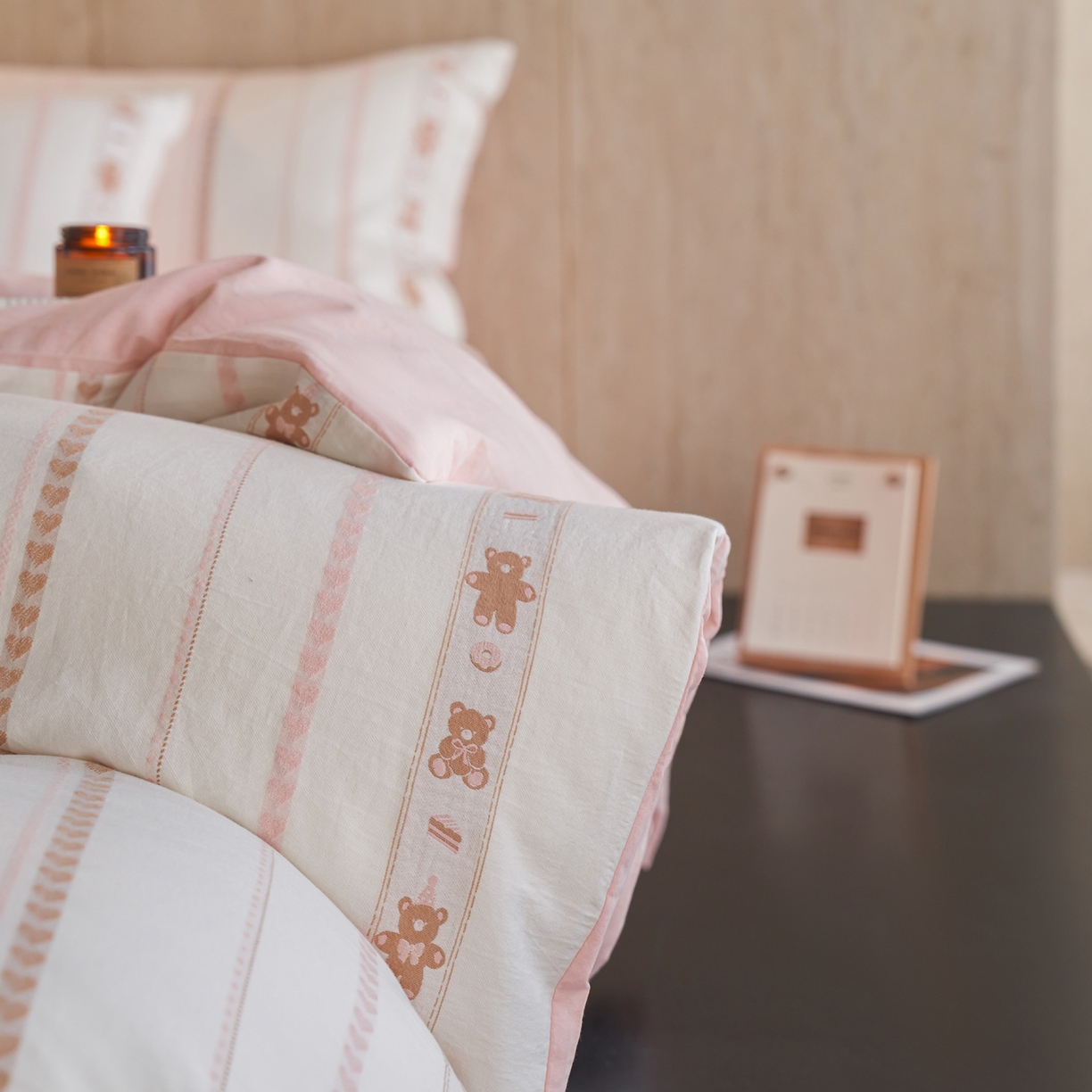 91家纺网 家纺一手货源 找家纺 如一 2026新款全棉纯棉水洗棉卡通色织大提花四件套 甜点熊-粉咖