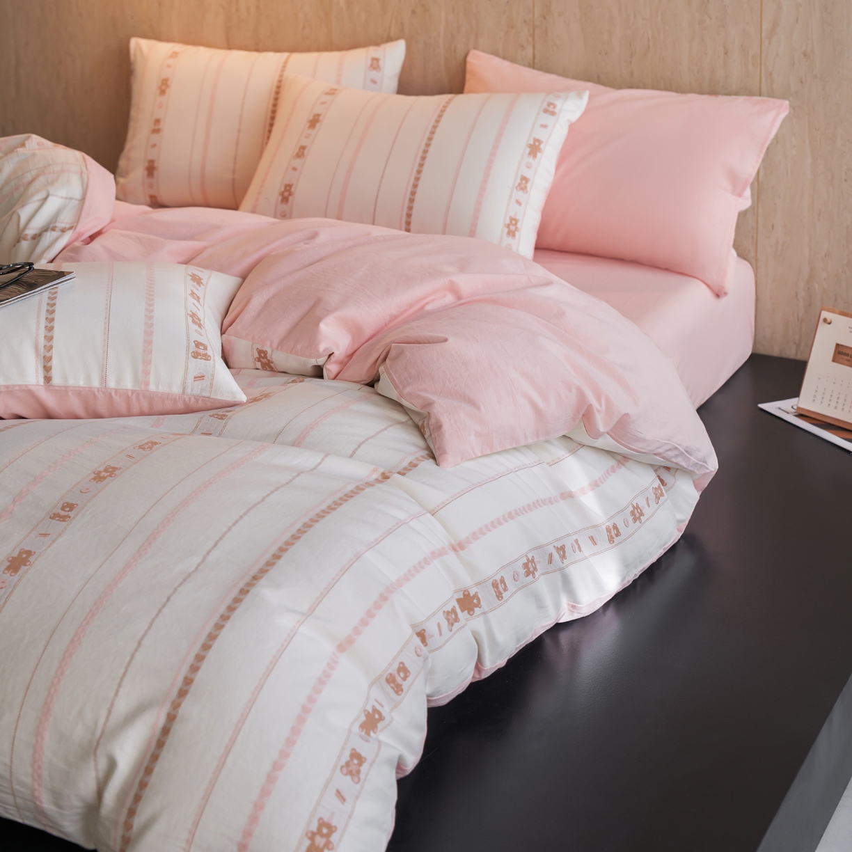 91家纺网 家纺一手货源 找家纺 如一 2026新款全棉纯棉水洗棉卡通色织大提花四件套 甜点熊-粉咖