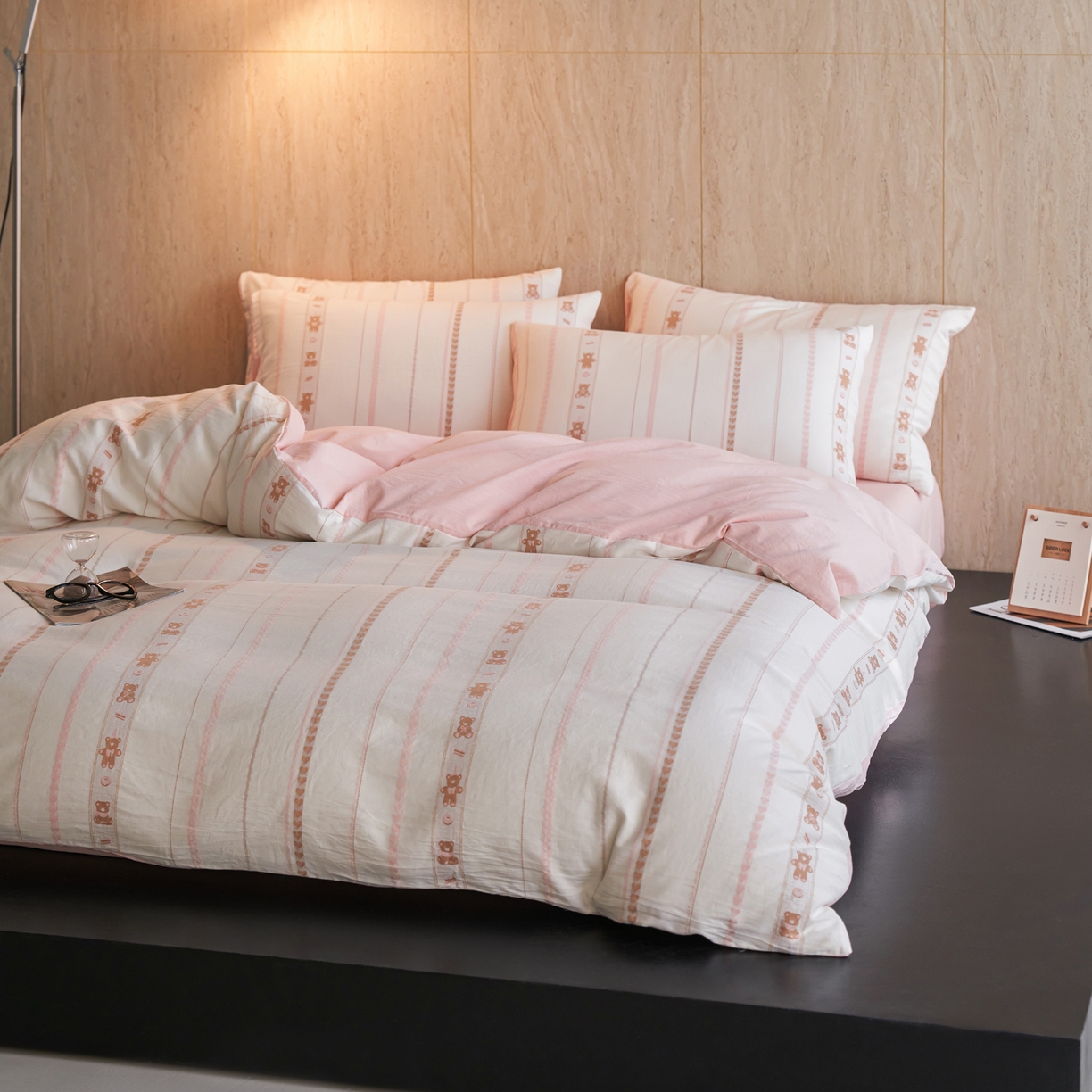 91家纺网 家纺一手货源 找家纺 如一 2026新款全棉纯棉水洗棉卡通色织大提花四件套 甜点熊-粉咖