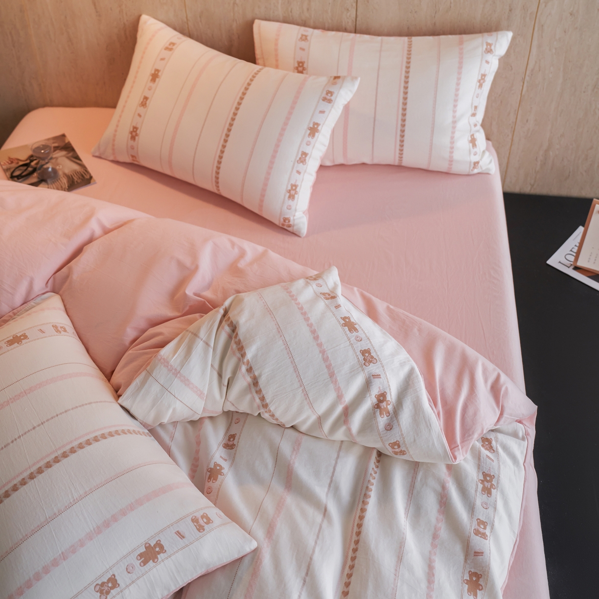 91家纺网 家纺一手货源 找家纺 如一 2026新款全棉纯棉水洗棉卡通色织大提花四件套 甜点熊-粉咖