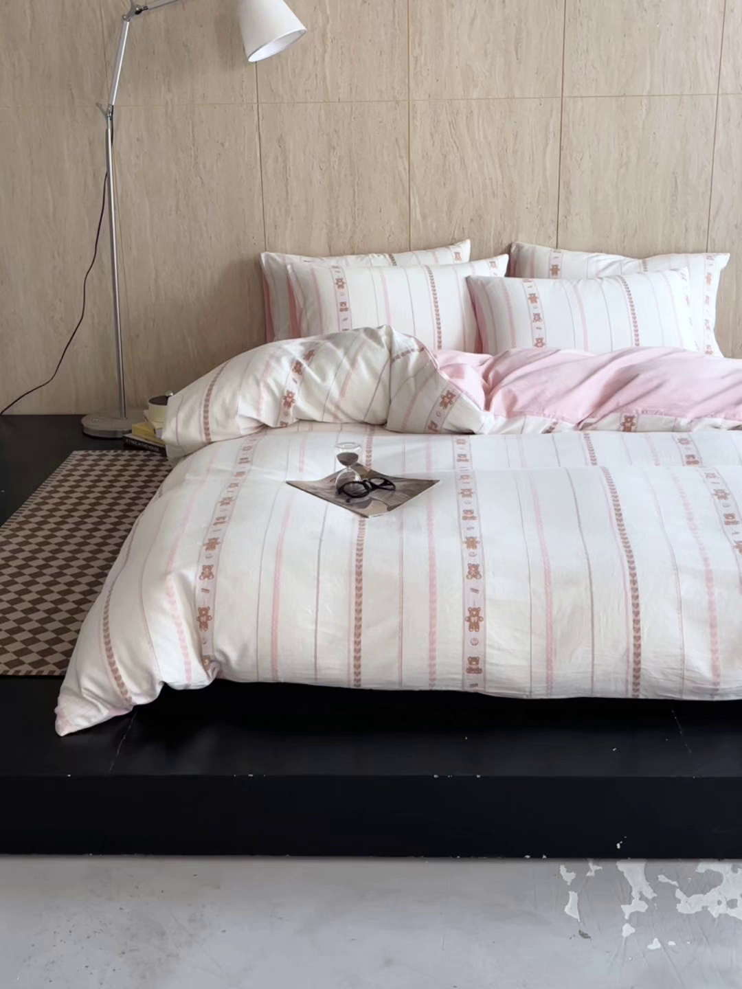 91家纺网 家纺一手货源 找家纺 如一 2026新款全棉纯棉水洗棉卡通色织大提花四件套 甜点熊-粉咖