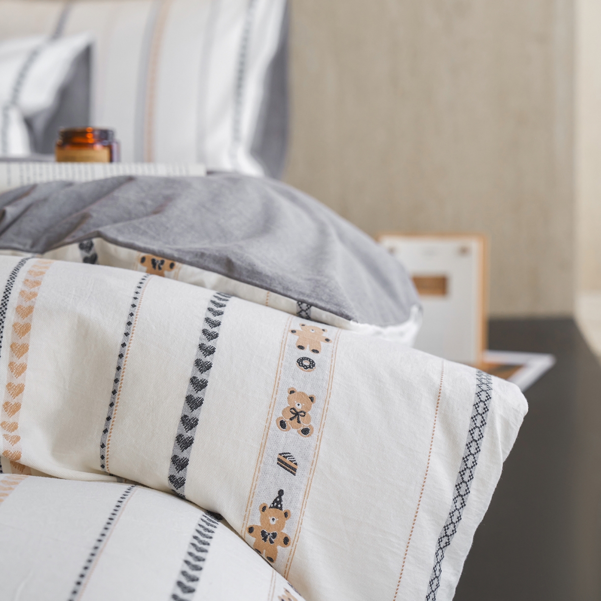 91家纺网 家纺一手货源 找家纺 如一 2026新款全棉纯棉水洗棉卡通色织大提花四件套 甜点熊-灰咖