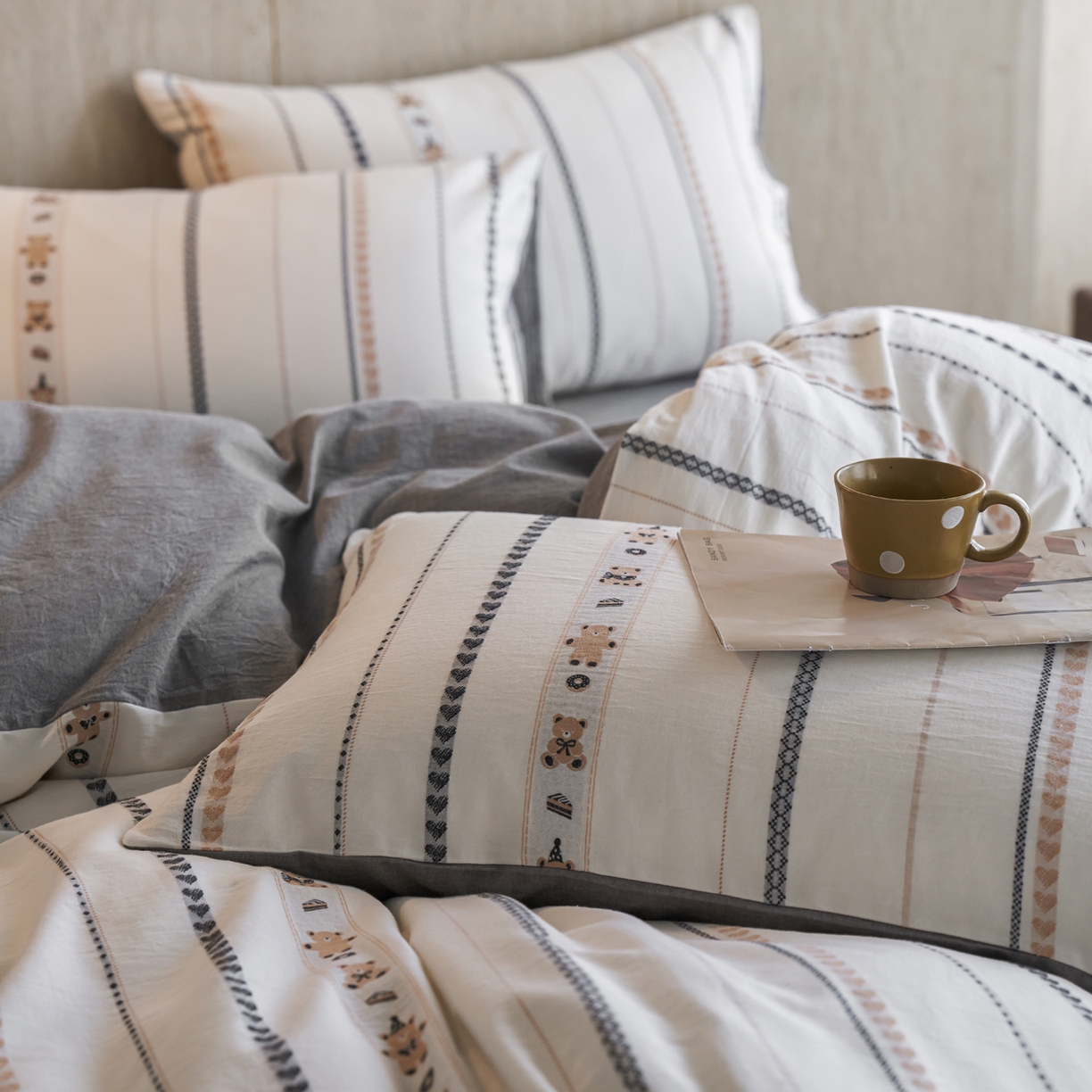 91家纺网 家纺一手货源 找家纺 如一 2026新款全棉纯棉水洗棉卡通色织大提花四件套 甜点熊-灰咖