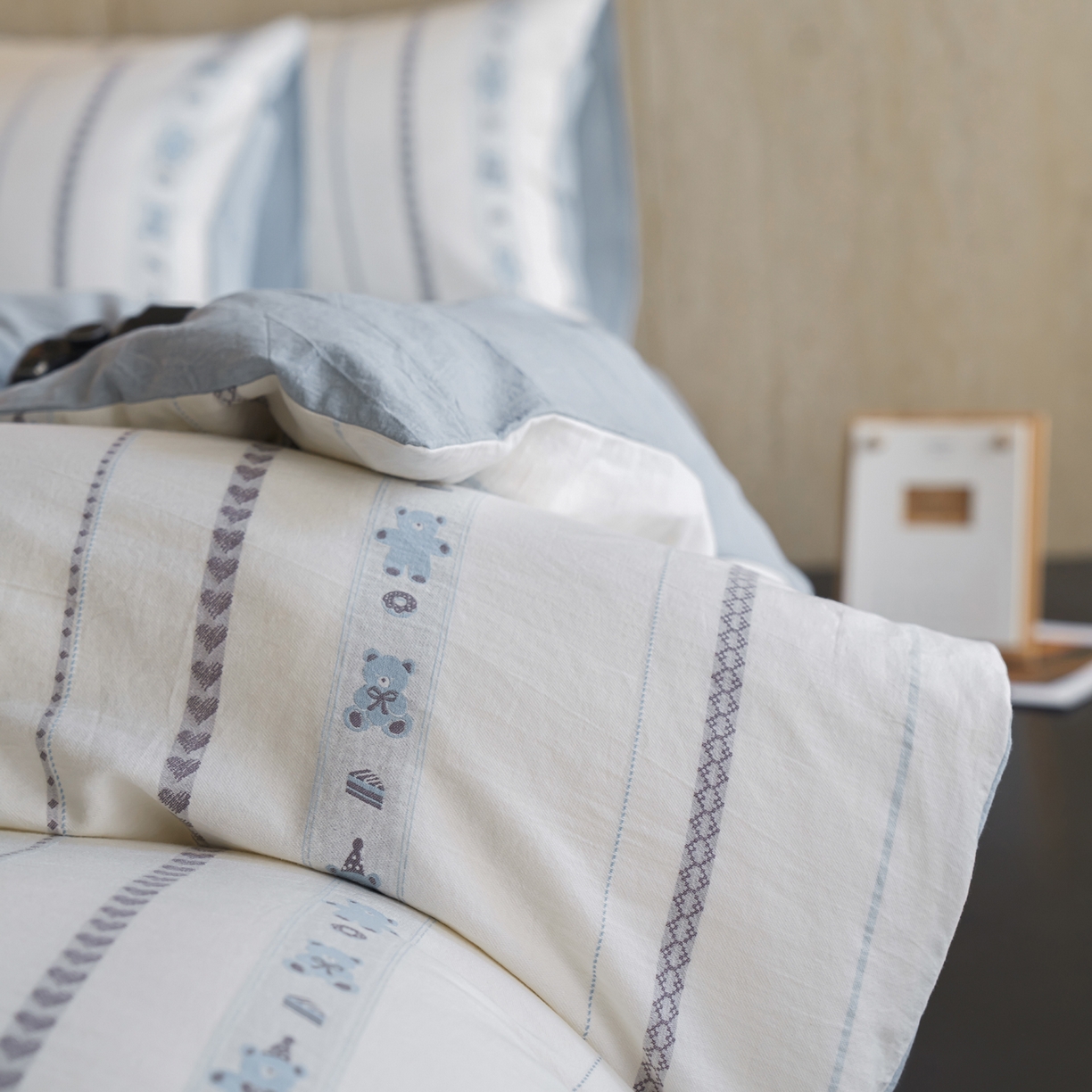 91家纺网 家纺一手货源 找家纺 如一 2026新款全棉纯棉水洗棉卡通色织大提花四件套 甜点熊-蓝灰