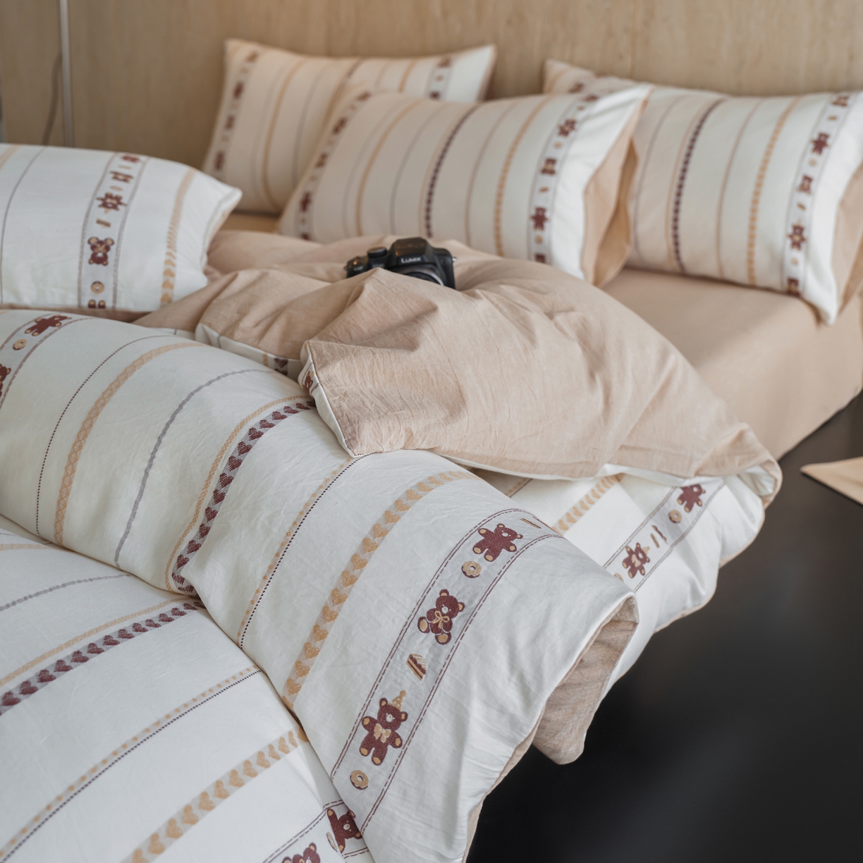 91家纺网 家纺一手货源 找家纺 如一 2026新款全棉纯棉水洗棉卡通色织大提花四件套 甜点熊-杏咖