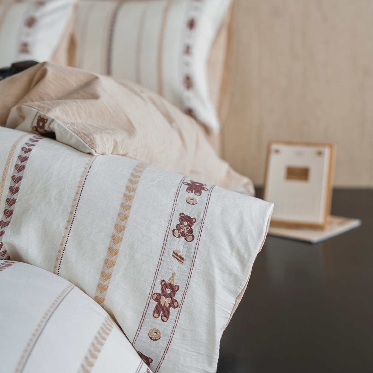 91家纺网 家纺一手货源 找家纺 如一 2026新款全棉纯棉水洗棉卡通色织大提花四件套 甜点熊-杏咖