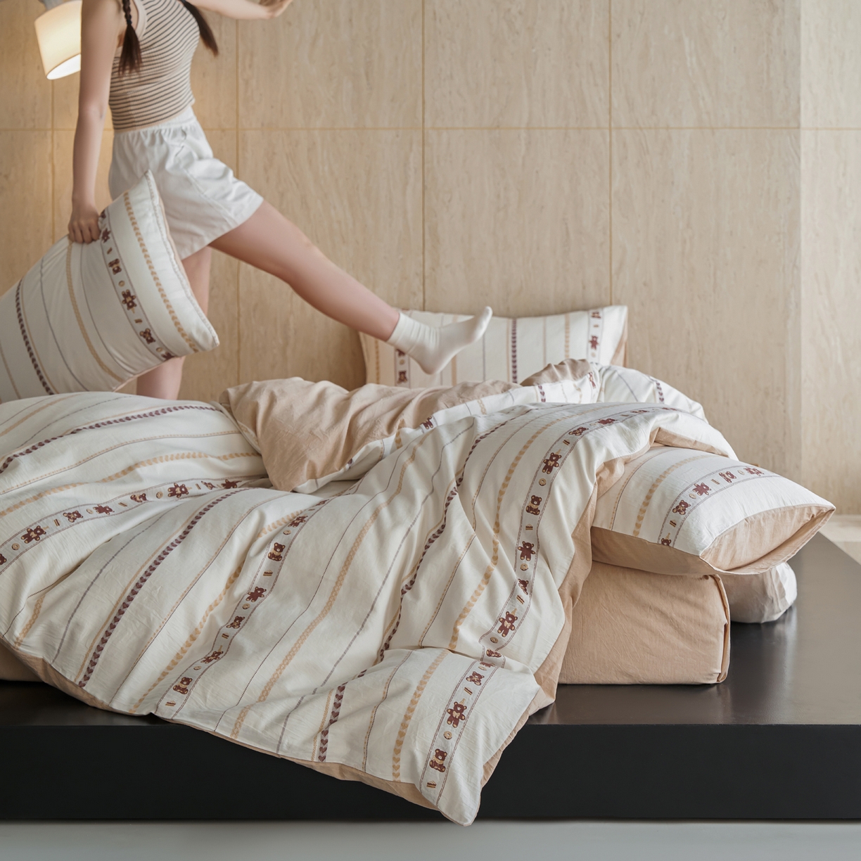 91家纺网 家纺一手货源 找家纺 如一 2026新款全棉纯棉水洗棉卡通色织大提花四件套 甜点熊-杏咖