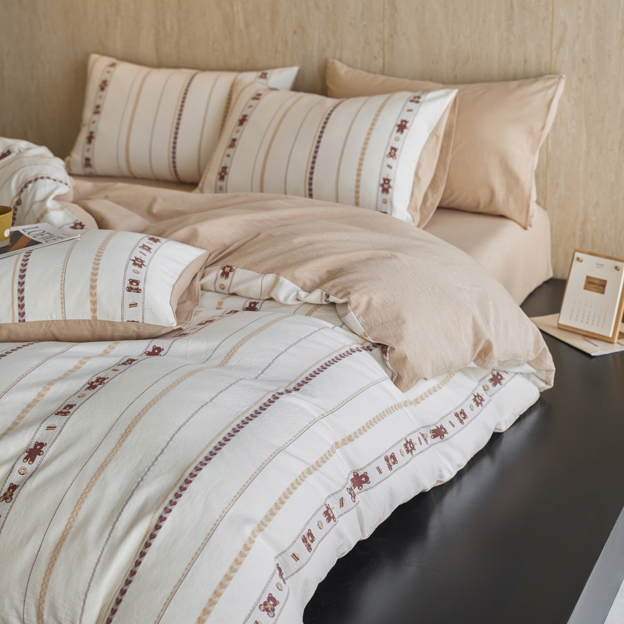 91家纺网 家纺一手货源 找家纺 如一 2026新款全棉纯棉水洗棉卡通色织大提花四件套 甜点熊-杏咖