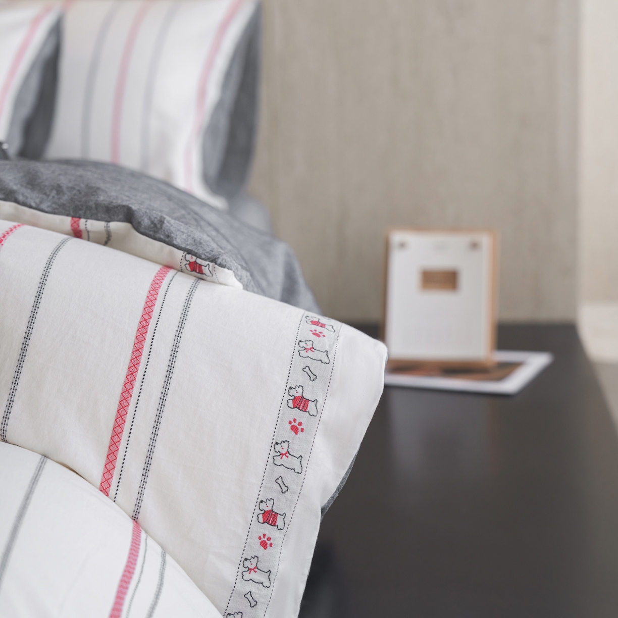 91家纺网 家纺一手货源 找家纺 如一 2026新款全棉纯棉水洗棉卡通色织大提花四件套 雪纳瑞-黑红