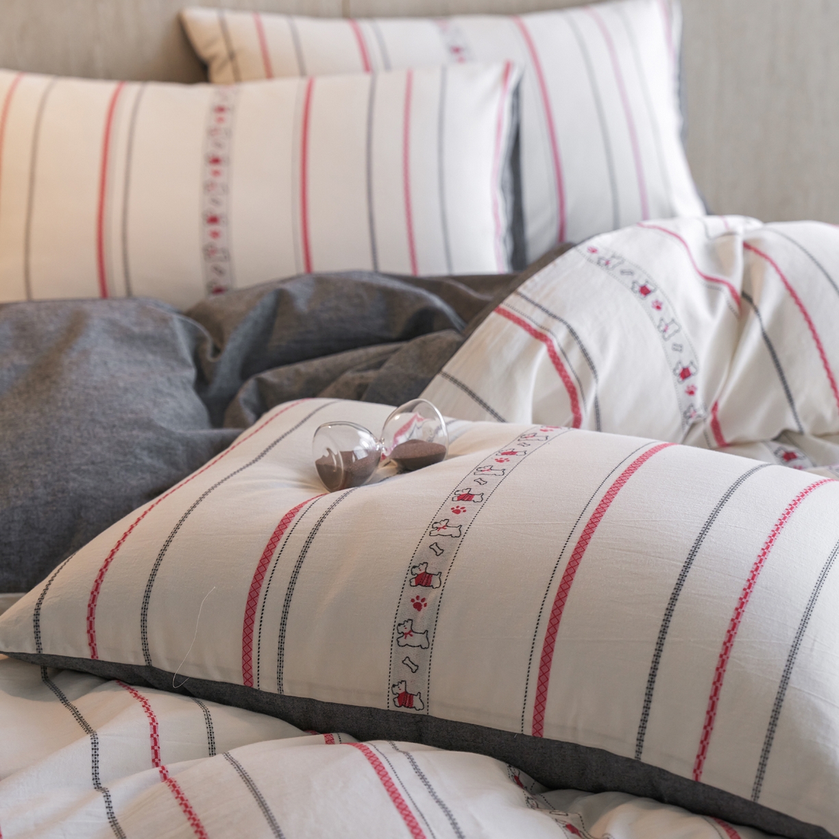 91家纺网 家纺一手货源 找家纺 如一 2026新款全棉纯棉水洗棉卡通色织大提花四件套 雪纳瑞-黑红