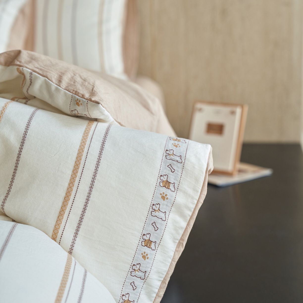 91家纺网 家纺一手货源 找家纺 如一 2026新款全棉纯棉水洗棉卡通色织大提花四件套 雪纳瑞-杏咖