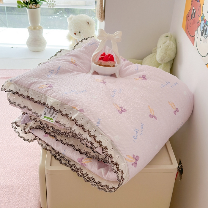 91家纺网 家纺一手货源 找家纺 （总）桔禾家纺 2026新款高克重小清新可爱风泡芙棉全棉镂空花边款夏被四件套夏凉被空调被四件套