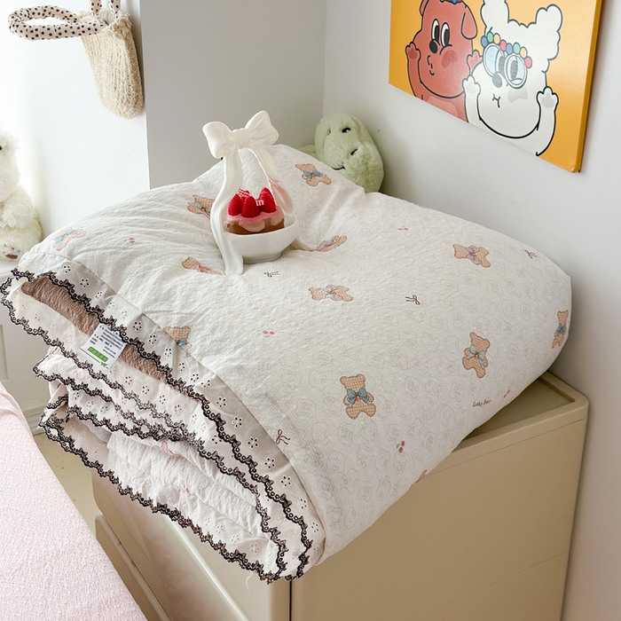 91家纺网 家纺一手货源 找家纺 （总）桔禾家纺 2026新款高克重小清新可爱风泡芙棉全棉镂空花边款夏被四件套夏凉被空调被四件套