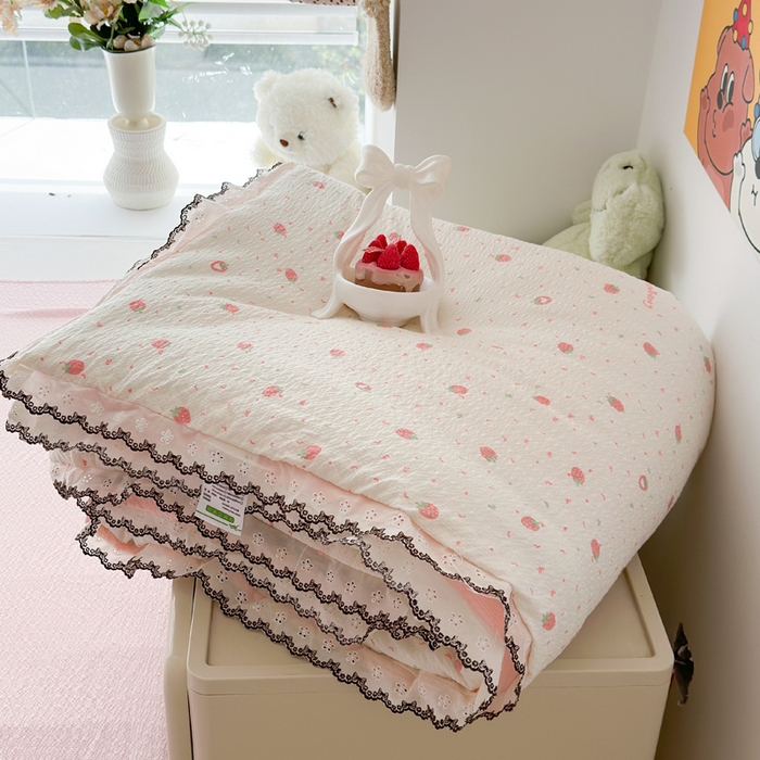 91家纺网 家纺一手货源 找家纺 （总）桔禾家纺 2026新款高克重小清新可爱风泡芙棉全棉镂空花边款夏被四件套夏凉被空调被四件套