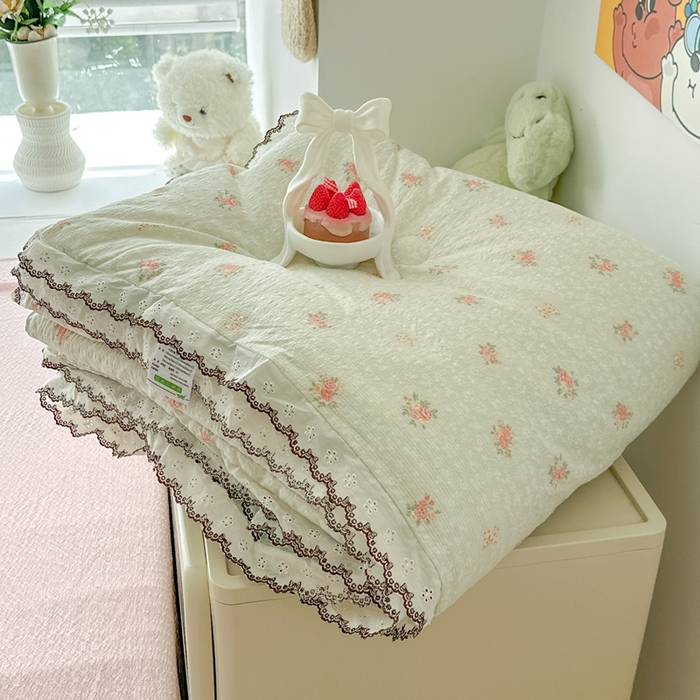 91家纺网 家纺一手货源 找家纺 （总）桔禾家纺 2026新款高克重小清新可爱风泡芙棉全棉镂空花边款夏被四件套夏凉被空调被四件套