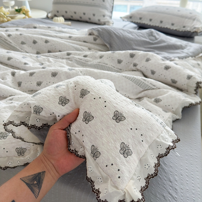 91家纺网 家纺一手货源 找家纺 （总）桔禾家纺 2026新款高克重小清新可爱风泡芙棉全棉镂空花边款夏被四件套夏凉被空调被四件套