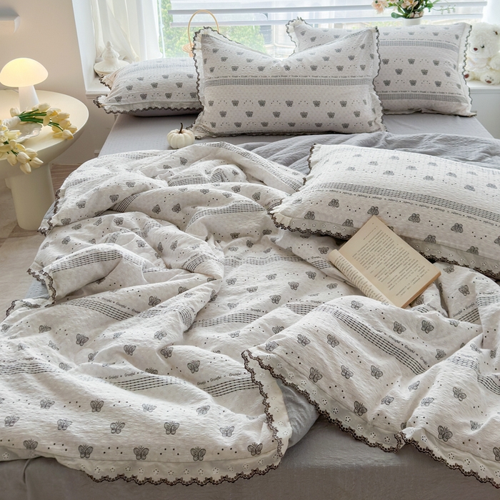 91家纺网 家纺一手货源 找家纺 （总）桔禾家纺 2026新款高克重小清新可爱风泡芙棉全棉镂空花边款夏被四件套夏凉被空调被四件套