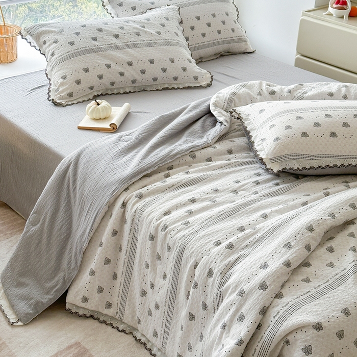 91家纺网 家纺一手货源 找家纺 （总）桔禾家纺 2026新款高克重小清新可爱风泡芙棉全棉镂空花边款夏被四件套夏凉被空调被四件套