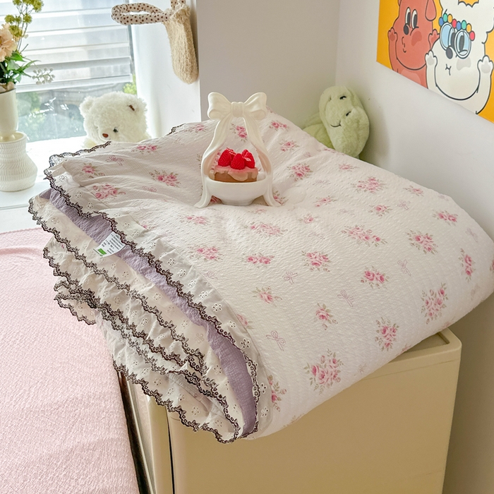 91家纺网 家纺一手货源 找家纺 （总）桔禾家纺 2026新款高克重小清新可爱风泡芙棉全棉镂空花边款夏被四件套夏凉被空调被四件套