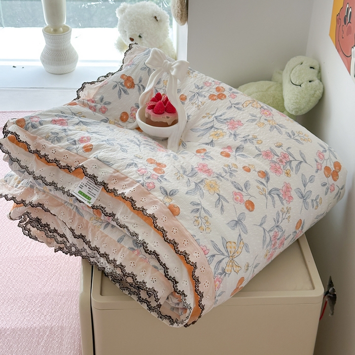 91家纺网 家纺一手货源 找家纺 （总）桔禾家纺 2026新款高克重小清新可爱风泡芙棉全棉镂空花边款夏被四件套夏凉被空调被四件套