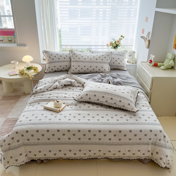 91家纺网 家纺一手货源 找家纺 （总）桔禾家纺 2026新款高克重小清新可爱风泡芙棉全棉镂空花边款夏被四件套夏凉被空调被四件套