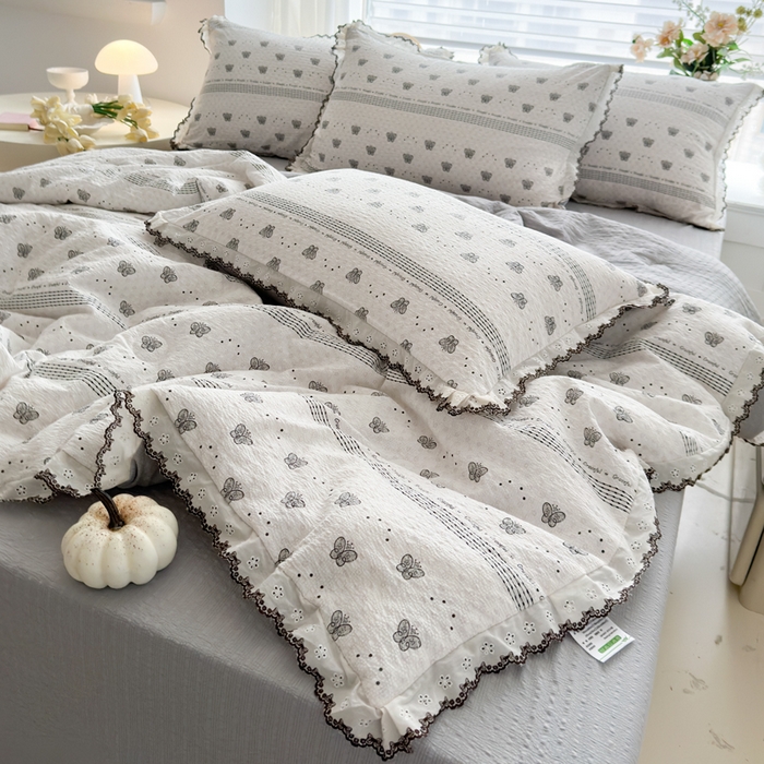 91家纺网 家纺一手货源 找家纺 （总）桔禾家纺 2026新款高克重小清新可爱风泡芙棉全棉镂空花边款夏被四件套夏凉被空调被四件套