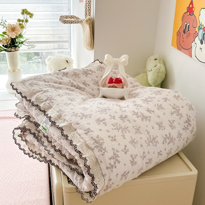 91家纺网 家纺一手货源 找家纺 （总）桔禾家纺 2026新款高克重小清新可爱风泡芙棉全棉镂空花边款夏被四件套夏凉被空调被四件套