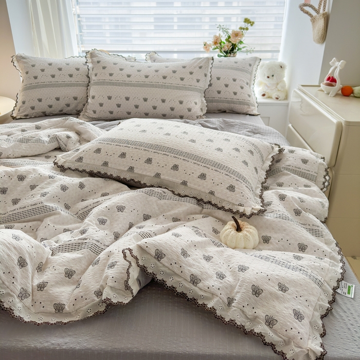 91家纺网 家纺一手货源 找家纺 （总）桔禾家纺 2026新款高克重小清新可爱风泡芙棉全棉镂空花边款夏被四件套夏凉被空调被四件套