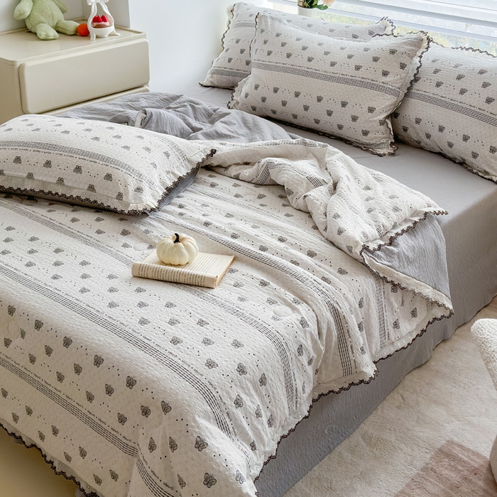 91家纺网 家纺一手货源 找家纺 （总）桔禾家纺 2026新款高克重小清新可爱风泡芙棉全棉镂空花边款夏被四件套夏凉被空调被四件套