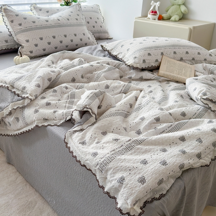 91家纺网 家纺一手货源 找家纺 （总）桔禾家纺 2026新款高克重小清新可爱风泡芙棉全棉镂空花边款夏被四件套夏凉被空调被四件套