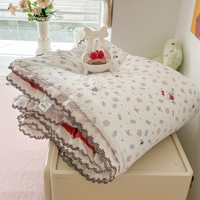 91家纺网 家纺一手货源 找家纺 （总）桔禾家纺 2026新款高克重小清新可爱风泡芙棉全棉镂空花边款夏被四件套夏凉被空调被四件套