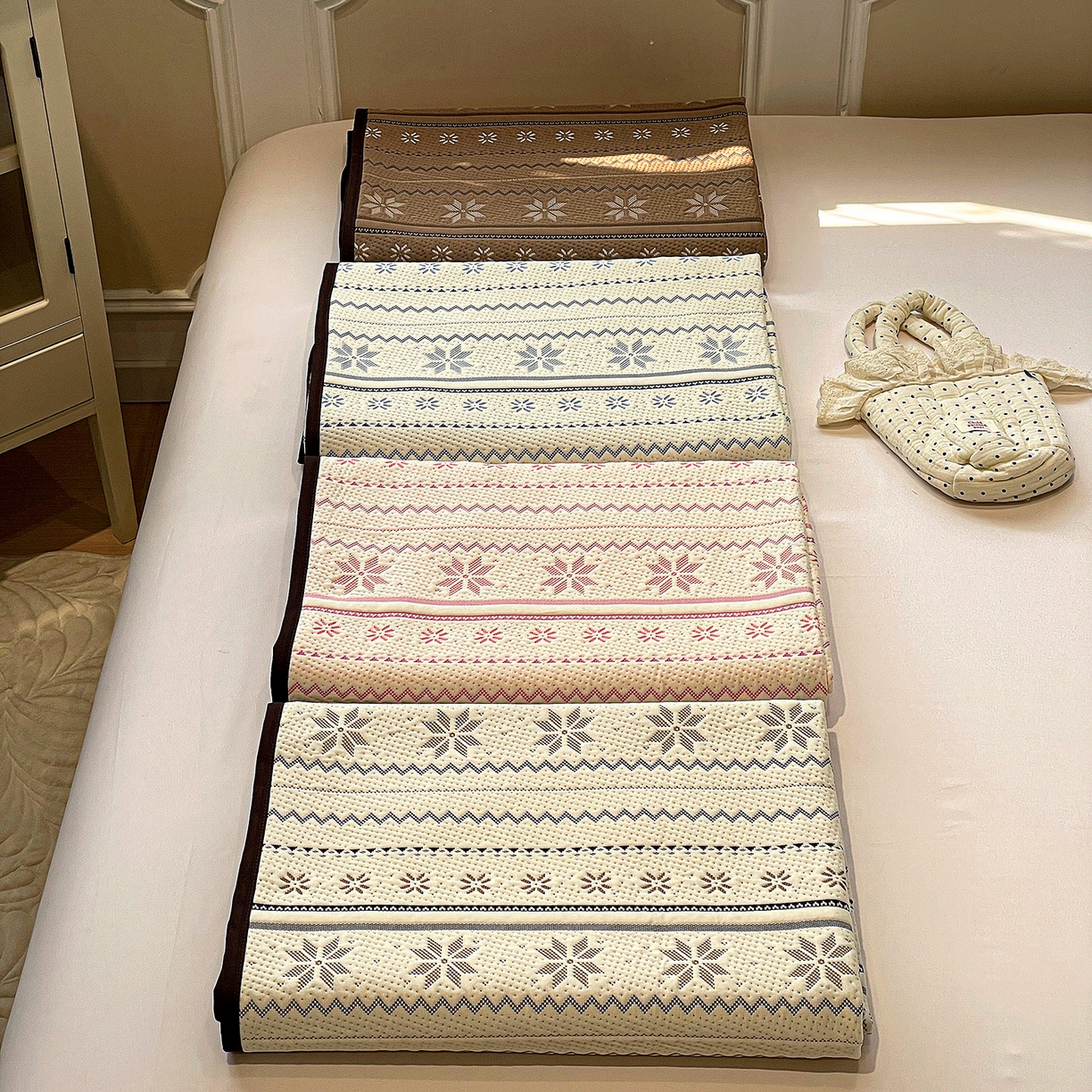 91家纺网 家纺一手货源 找家纺 山茶家居-原创设计（原山茶家纺） 2026新款A类pe提花华夫格凉感席凉席席子-费尔岛系列 组合图仅供展示不可下单