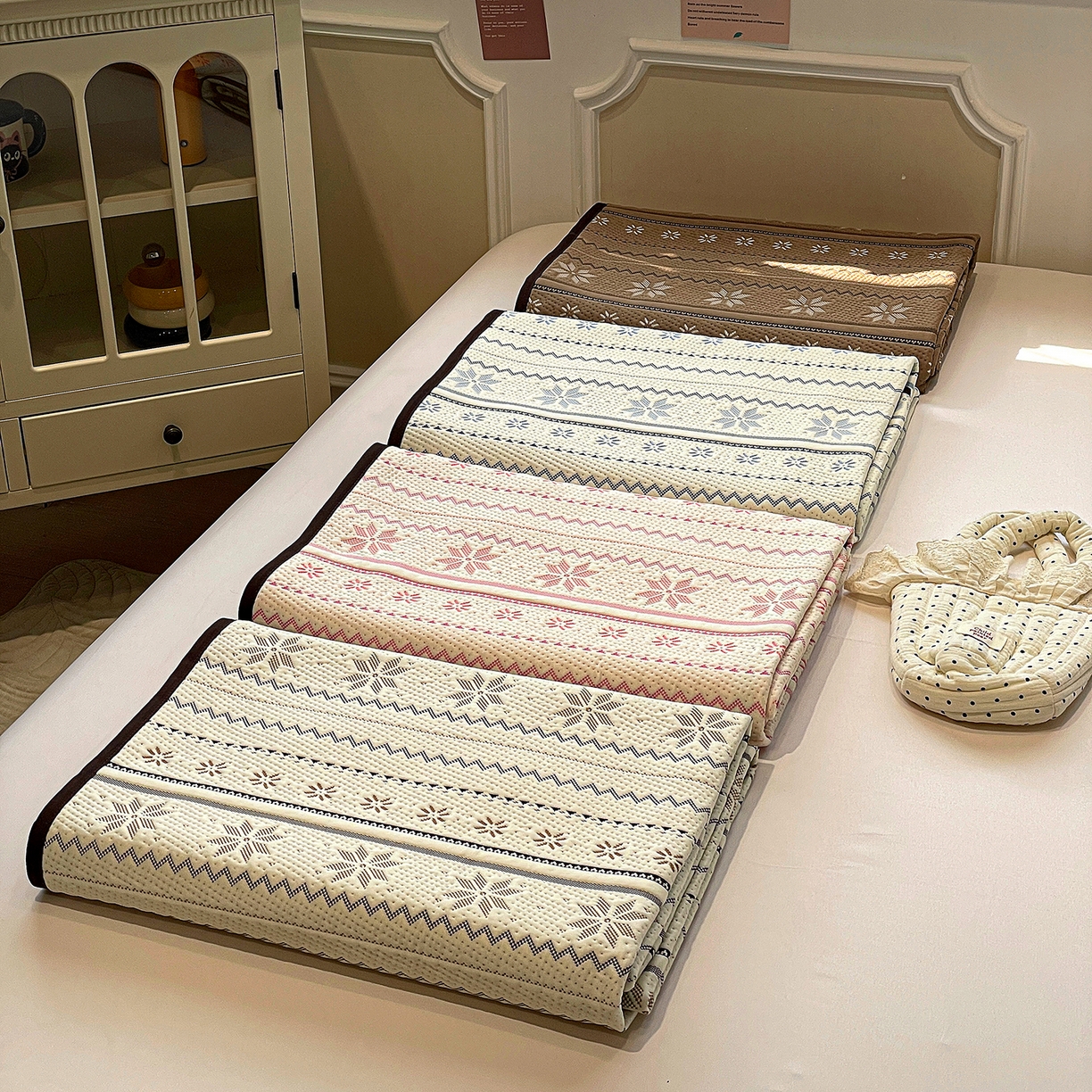 91家纺网 家纺一手货源 找家纺 山茶家居-原创设计（原山茶家纺） 2026新款A类pe提花华夫格凉感席凉席席子-费尔岛系列 组合图仅供展示不可下单