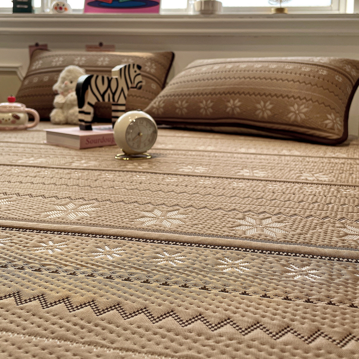 91家纺网 家纺一手货源 找家纺 山茶家居-原创设计（原山茶家纺） 2026新款A类pe提花华夫格凉感席凉席席子-费尔岛系列 费尔岛-深咖