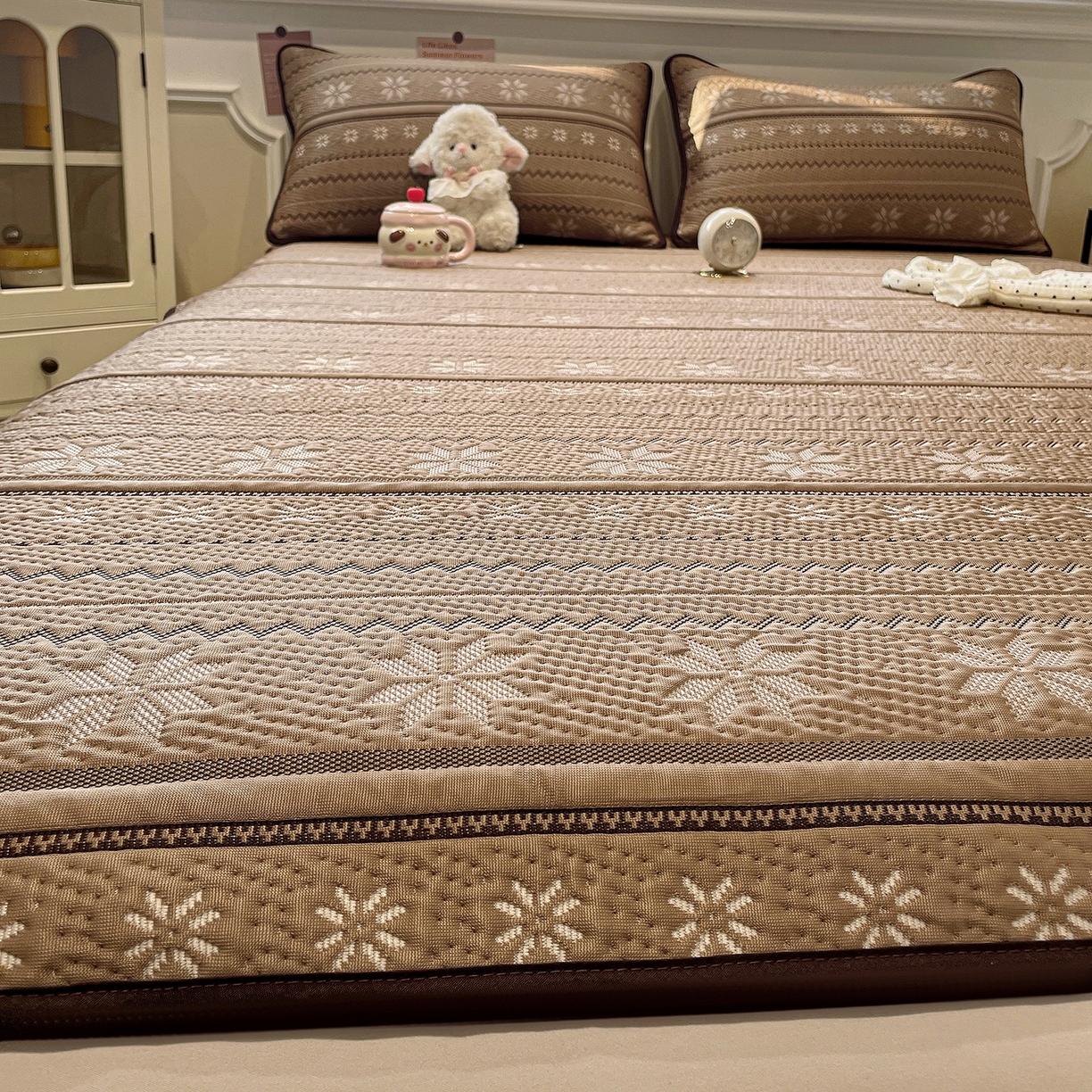 91家纺网 家纺一手货源 找家纺 山茶家居-原创设计（原山茶家纺） 2026新款A类pe提花华夫格凉感席凉席席子-费尔岛系列 费尔岛-深咖