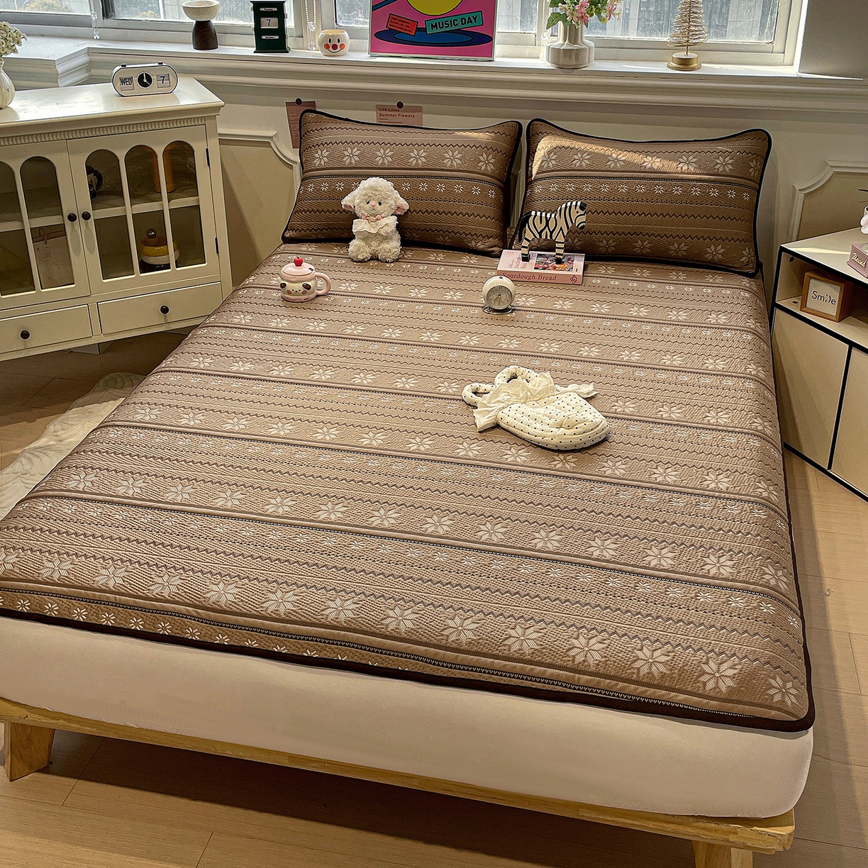 91家纺网 家纺一手货源 找家纺 山茶家居-原创设计（原山茶家纺） 2026新款A类pe提花华夫格凉感席凉席席子-费尔岛系列 费尔岛-深咖