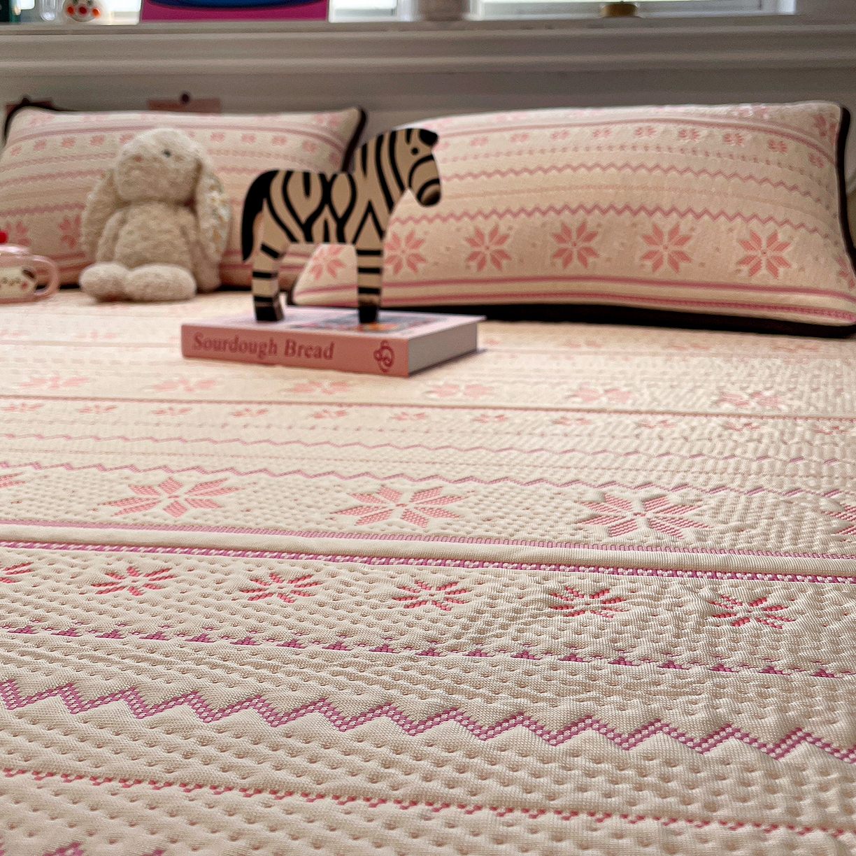 91家纺网 家纺一手货源 找家纺 山茶家居-原创设计（原山茶家纺） 2026新款A类pe提花华夫格凉感席凉席席子-费尔岛系列 费尔岛-粉