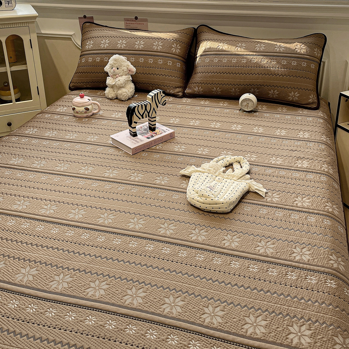 91家纺网 家纺一手货源 找家纺 山茶家居-原创设计（原山茶家纺） 2026新款A类pe提花华夫格凉感席凉席席子-费尔岛系列 费尔岛-深咖