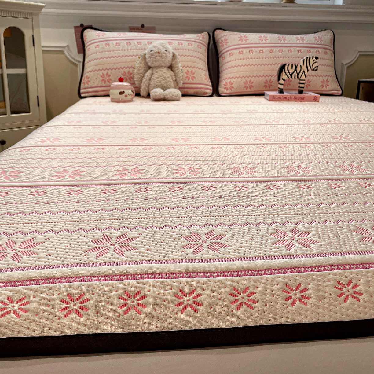 91家纺网 家纺一手货源 找家纺 山茶家居-原创设计（原山茶家纺） 2026新款A类pe提花华夫格凉感席凉席席子-费尔岛系列 费尔岛-粉