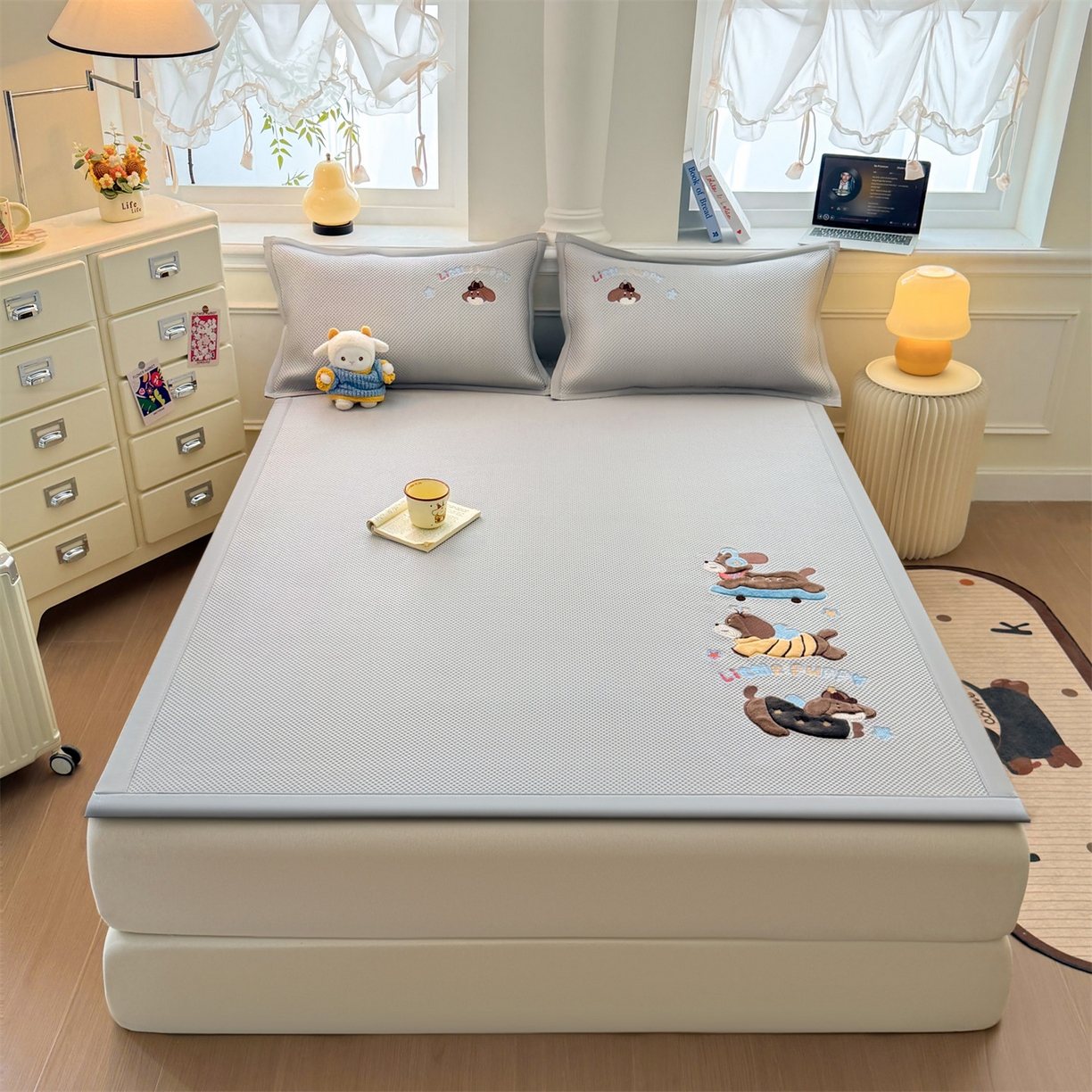 91家纺网 家纺一手货源 找家纺 布凡家居 2026新款高端A类PE高分子冰丝凉席卡通贴布凉席冰豆豆软凉席 探险小狗-灰