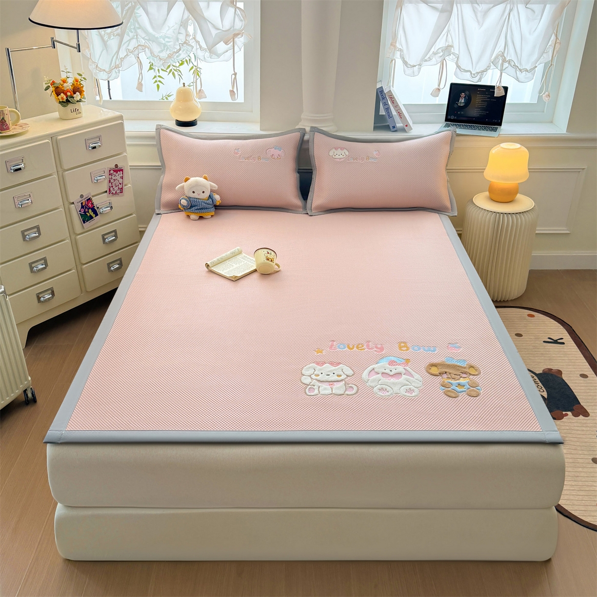 91家纺网 家纺一手货源 找家纺 布凡家居 2026新款高端A类PE高分子冰丝凉席卡通贴布凉席冰豆豆软凉席 宠物玩偶-粉