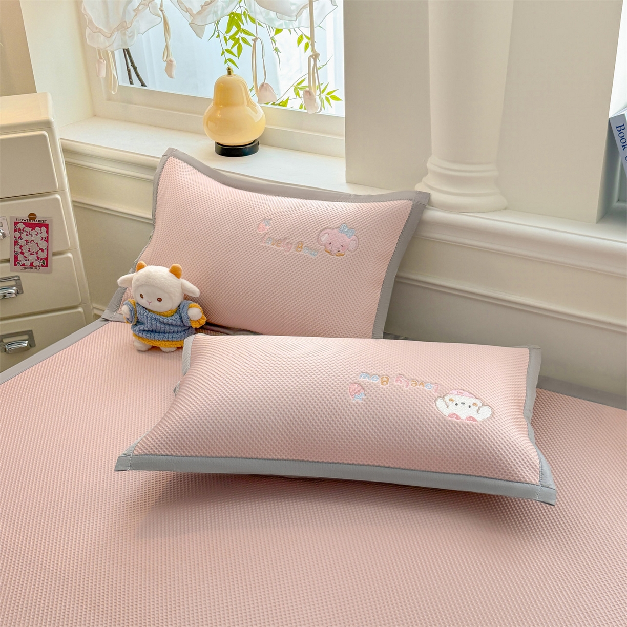 91家纺网 家纺一手货源 找家纺 布凡家居 2026新款高端A类PE高分子冰丝凉席卡通贴布凉席冰豆豆软凉席 宠物玩偶-粉