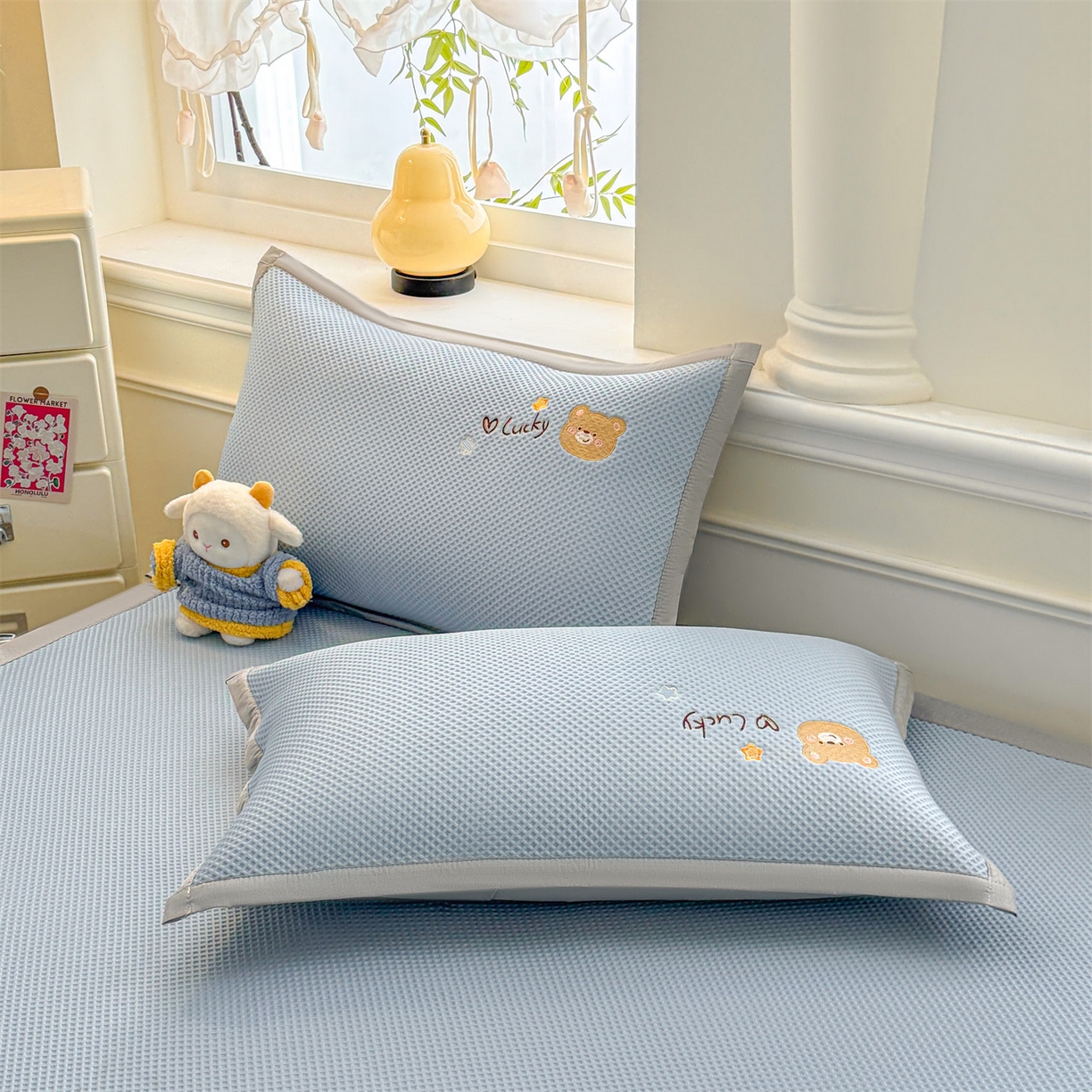 91家纺网 家纺一手货源 找家纺 布凡家居 2026新款高端A类PE高分子冰丝凉席卡通贴布凉席冰豆豆软凉席 天真小熊-兰