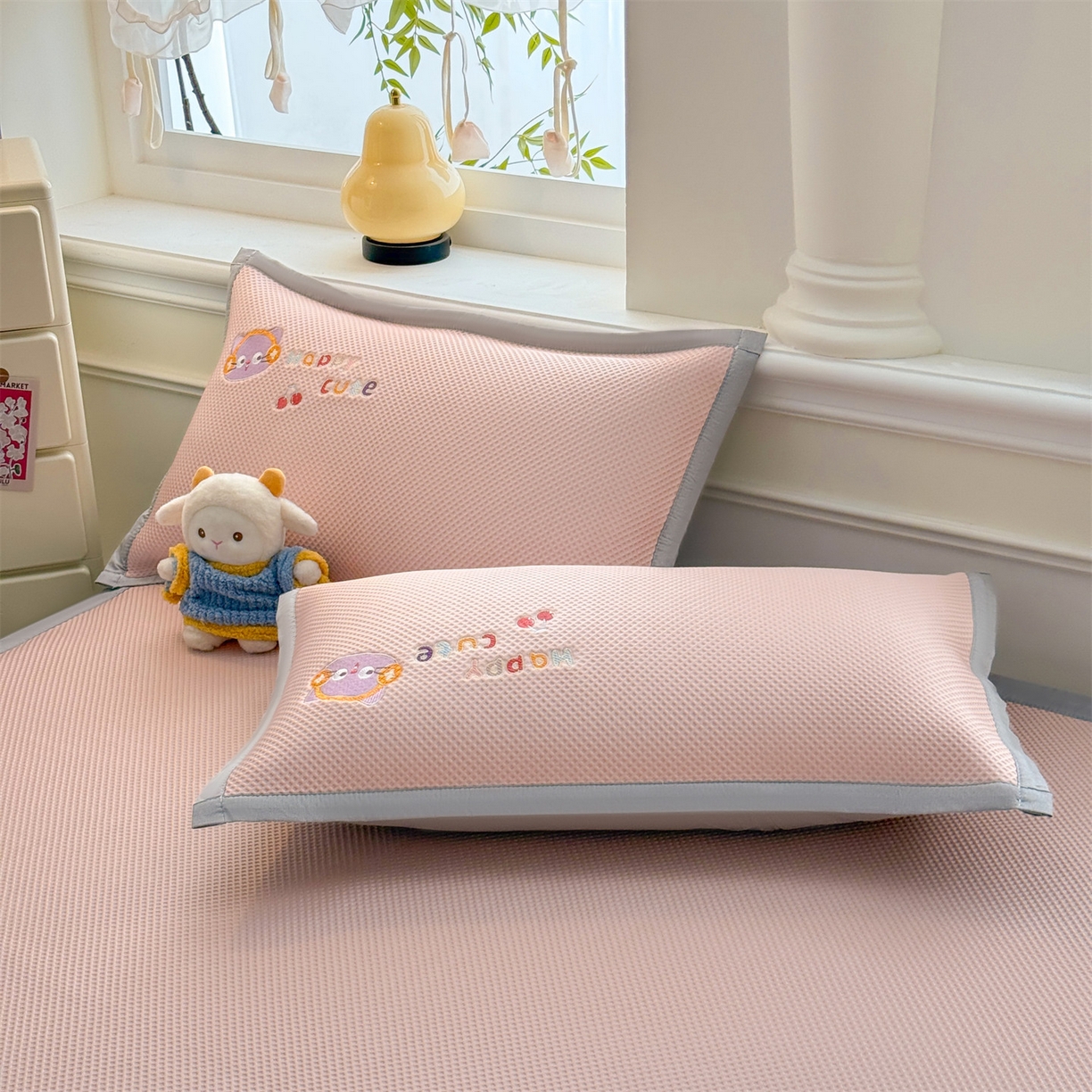 91家纺网 家纺一手货源 找家纺 布凡家居 2026新款高端A类PE高分子冰丝凉席卡通贴布凉席冰豆豆软凉席 小猫乐园-粉