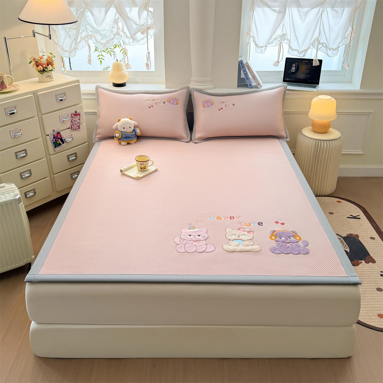 91家纺网 家纺一手货源 找家纺 布凡家居 2026新款高端A类PE高分子冰丝凉席卡通贴布凉席冰豆豆软凉席 小猫乐园-粉