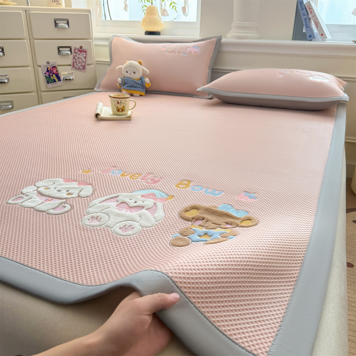 91家纺网 家纺一手货源 找家纺 布凡家居 2026新款高端A类PE高分子冰丝凉席卡通贴布凉席冰豆豆软凉席 宠物玩偶-粉