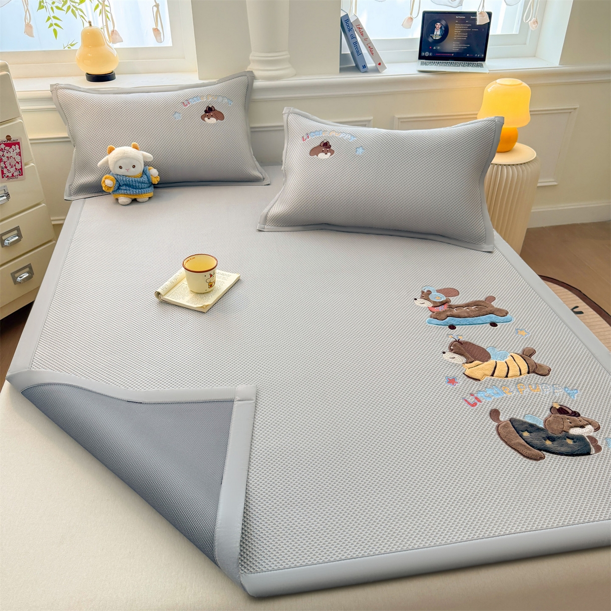 91家纺网 家纺一手货源 找家纺 布凡家居 2026新款高端A类PE高分子冰丝凉席卡通贴布凉席冰豆豆软凉席 探险小狗-灰